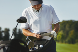 Golfspieler beim Lesen